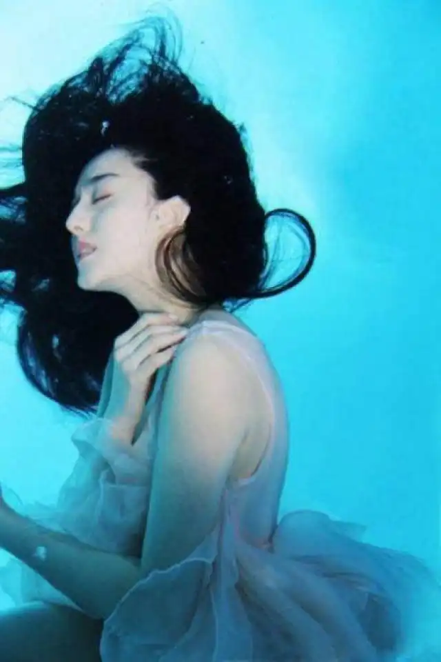 盘点当红女明星游泳照,杨颖性感,热巴惊艳,但我最喜欢霍思燕
