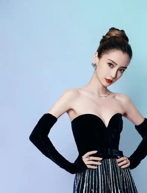 杨颖经典赫本造型太美了,一袭黑色天鹅绒抹胸星座裙,优雅又高贵
