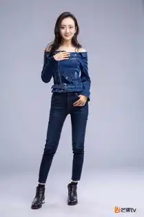 明星大侦探王鸥露迷人一字肩和娱记抢饭碗