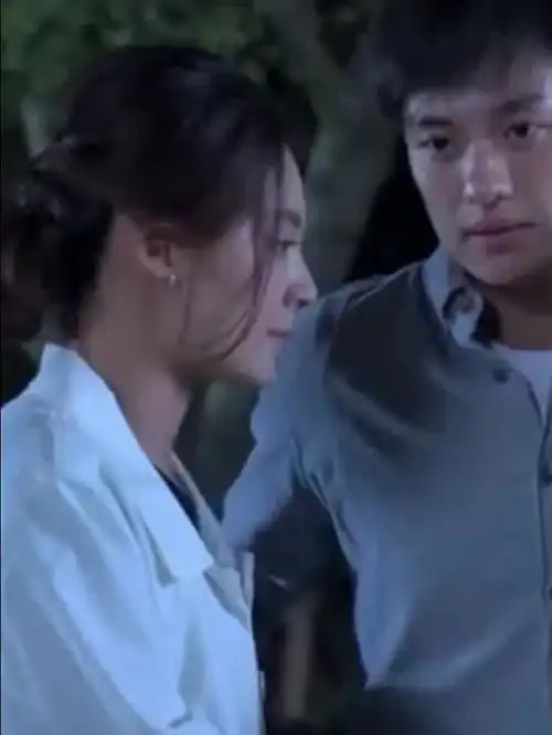 柳岩看着丈夫抱着牛淑荣和女儿,心里不是滋味