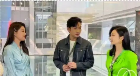 司藤扫楼直播邀外援助阵,网红晒合照被夸艳压景甜