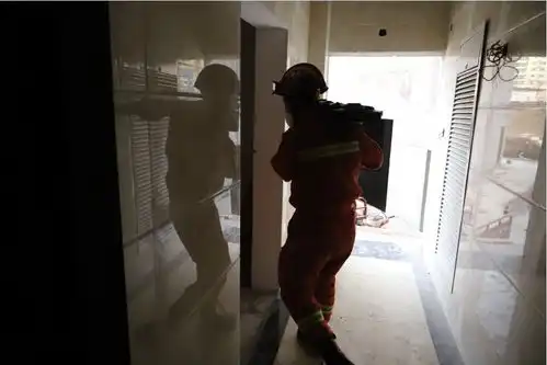 河南三门峡一家三口被困电梯消防紧急救援