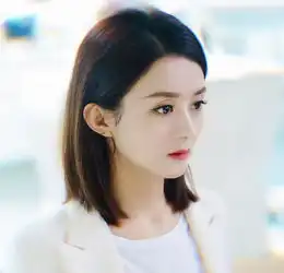 年度人气剧星赵丽颖27.4万,迪丽热巴32.3万,杨紫71.6万
