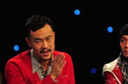 演员廖凡妻子是大作家,大5岁也幸福,事业家庭两不误