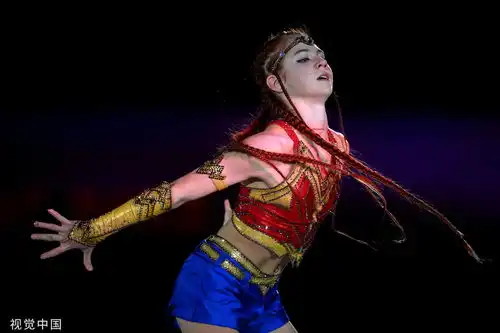 花样滑冰表演滑,特鲁索娃变身冰上神奇女侠