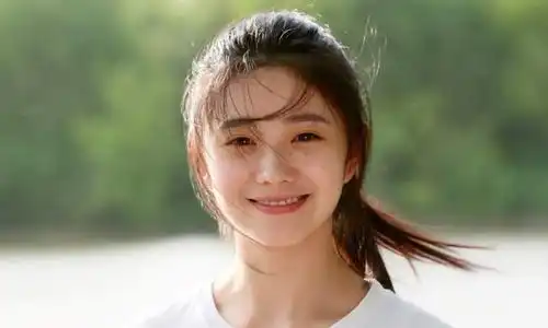 张艺谋为捧新任谋女郎,被指拉踩关晓彤,称影青萍原定不是她
