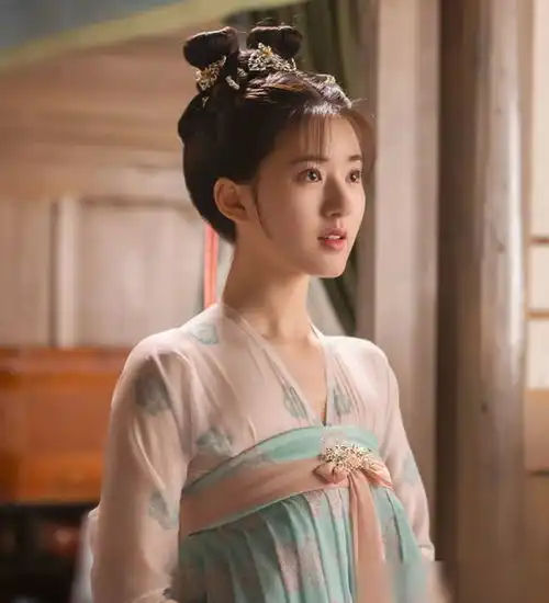 长歌行正热播,赵露思又官宣新剧,光看男主就hold不住了