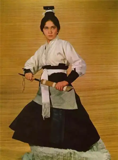 她26岁成影后,29岁丈夫生意失败跑路,她转身嫁债主,成百亿阔太