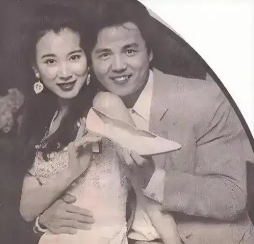 萧蔷曾坦言我有三个第一次都给了何导如今53岁的她仍单身
