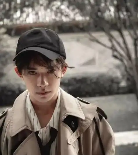 周冬雨经纪人扯疑似否认周冬雨和易烊千玺的相恋绯闻
