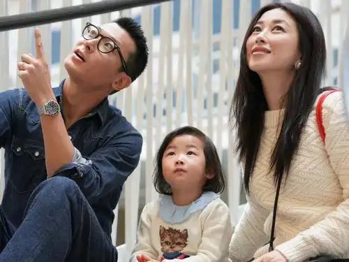 朱珠晒一家三口逛博物馆,亲子时光好欢乐,3岁女儿珠宝很像爸爸
