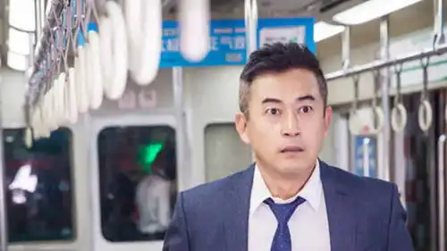 大叔到重庆坐轻轨意外年轻20岁,怕妻子尴尬,以侄子的身份回家