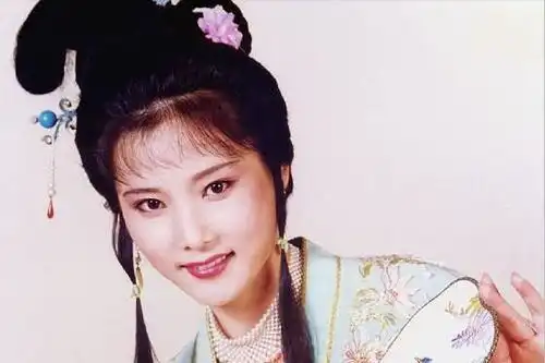 谋女郎何赛飞美貌不输巩俐,嫁老师儿子恩爱33年零绯闻