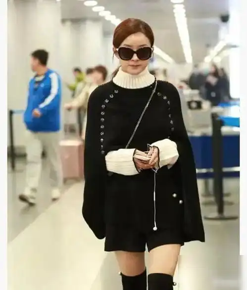 赵丽颖也有强势一面,黑色斗篷搭过膝长靴,摩登女王范十足