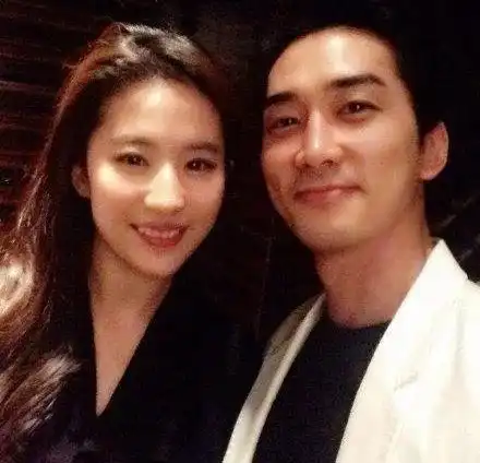 男神结婚了,新娘不是你
