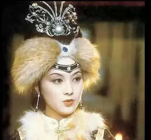 心狠手辣的王熙凤不是只会逼死尤二姐,她还偏心林黛玉
