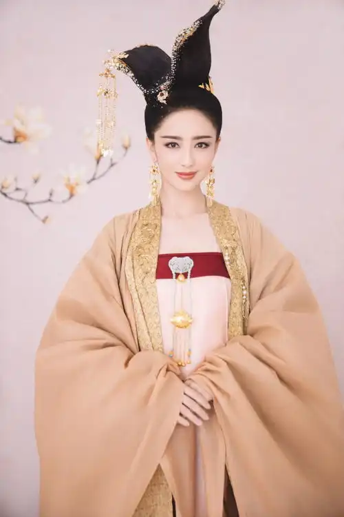 组图佟丽娅穿金色古装眉目如画对镜优雅浅笑尽显女神风韵
