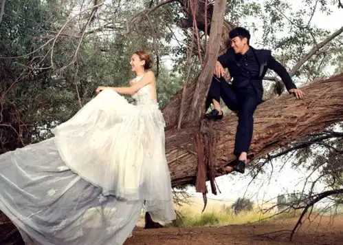 夜店认识的打工女被何润东娶回家宠成宝,称已没借口躲避了
