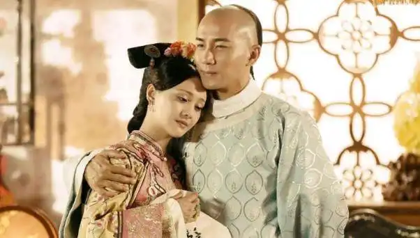 父亲是索尼参加选秀铁定成妃子,可惜皇帝突然去世,她却获得幸福