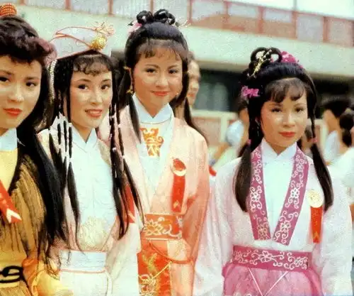 1984年刘德华版神雕侠侣也很经典,可惜中年黄蓉不是翁美玲