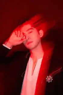 张翰曝鬼怪写真奇幻光影帅气开撩