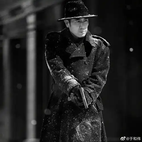 于和伟晒悬崖之上角色剧照雪中持枪身姿矫健
