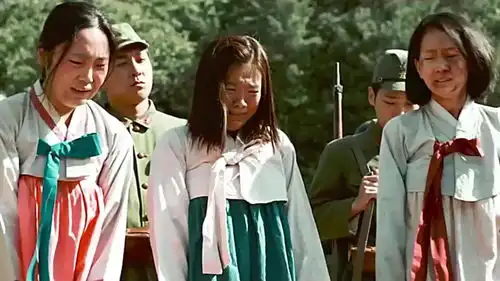 两个姑娘在逃亡的路上,遇上了残余的鬼子,姑娘勇敢为伙伴挡子弹