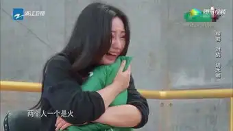 柳岩的扭腰摆臀,卖弄身姿,把同福客栈的掌柜演成了青楼老板娘