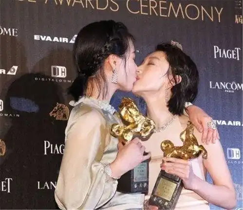 周冬雨马思纯童年合照爆出,网友两人还曾接吻,关系不一般