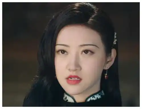 能夹死苍蝇的大双眼皮没了,司藤景甜凭实力拉回内娱审美