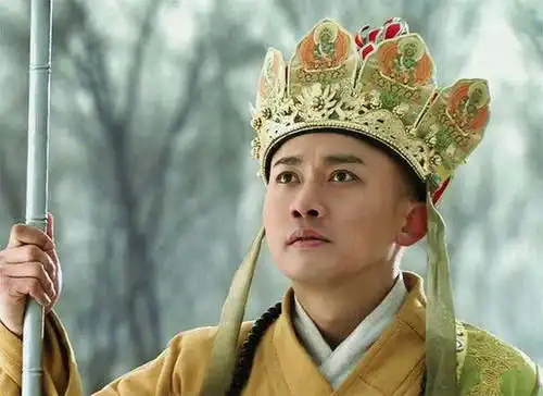 这位专家去敦煌,发现两张古纸,竟是失传开宝藏经的书页
