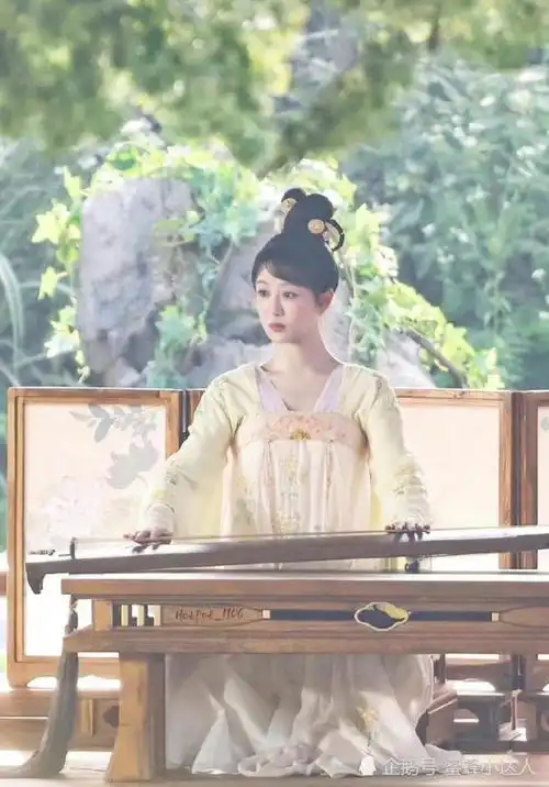 张颖颖被狗仔追着跑,迪丽热巴黑白拼接套装造型,杨紫长相思弹琴路透