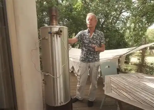 一位60岁大爷买下18㎡蜗居,独居5年的日子很松弛,网友也是服