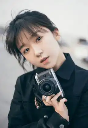 宋伊人因和龚俊吻戏上热搜,幼态脸的红利与困境
