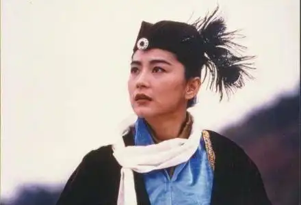 65岁林青霞现身机场,心中女神发福成大妈,脸上写满优雅和从容