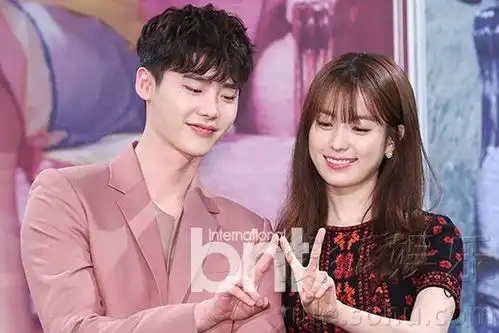 w两个世界制作发布会李钟硕韩孝周等出席