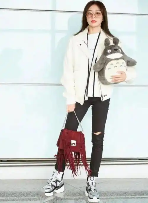 37岁的秦岚登场可乐裤太抢眼,网友大呼谁家的高中生逃课