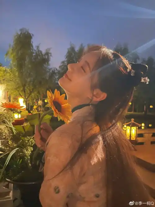 李一桐自曝夜色古装照尽显妩媚被问几块腹肌了