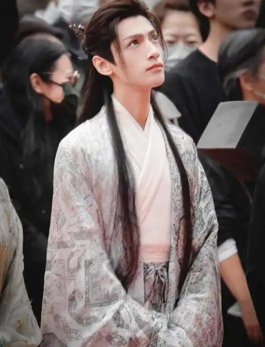 长月烬明发布人物剧照,罗云熙魔神造型亮眼,女二造型更仙
