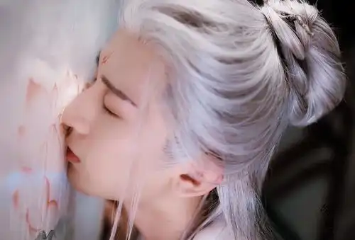 沉香如屑晒成毅新剧照,白发帝君绝绝子,粉丝担心女二号加戏