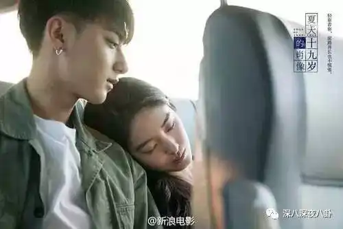 刘亦菲干爹的小女友秀恩爱上瘾,相差30岁忘年恋,不绑定天仙蹭热度会死
