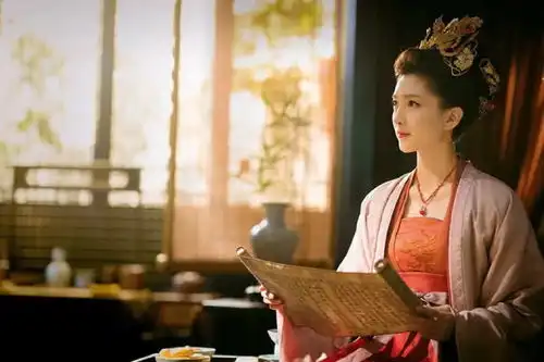 杨玏清平乐中扮韩琦,不仅是朝臣中的颜值担当,还挺爱八卦