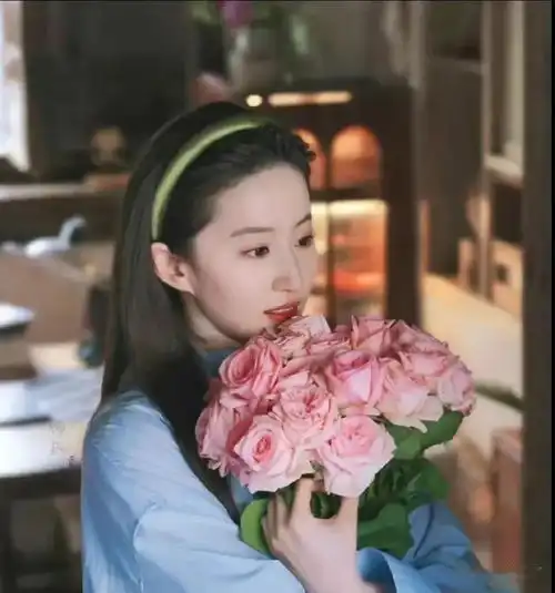 刘亦菲捧花头像火遍全网,赶紧转桃花吧
