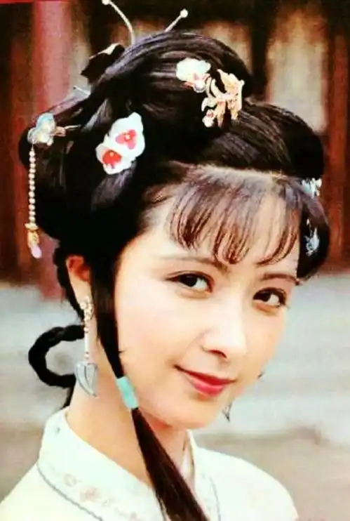 尤二姐已失身,贾琏为何不嫌弃原来他参与了另一桩聚麀之诮丑事
