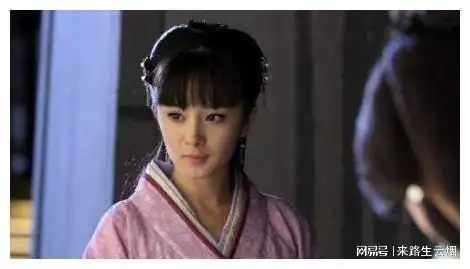 15年前,那个给刘亦菲撑伞的小女孩,如今早已火成了一线女星
