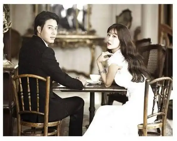 韩在硕凭天桥风云爆红,妻子外貌不输宋慧乔,49岁不老男神
