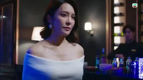 新剧大牺牲tvb女星被男拍档狼吻香肩露肩裙大晒蜜桃臀