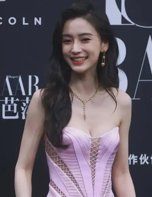 杨颖离婚后彻底放飞了穿抹胸裙秀身材,可一马平川差点没撑起来
