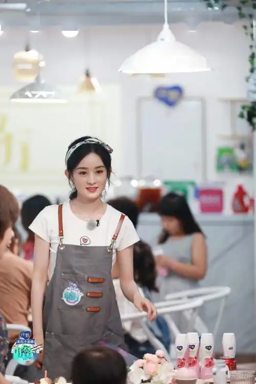 中餐厅发布赵丽颖本周剧照九宫格今晚财务总监在线k歌等你打call