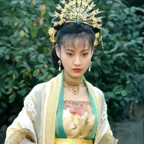 10位古装美人露肩古装,佟丽娅杨雪惊艳,赵露思溜肩仪态成败笔
